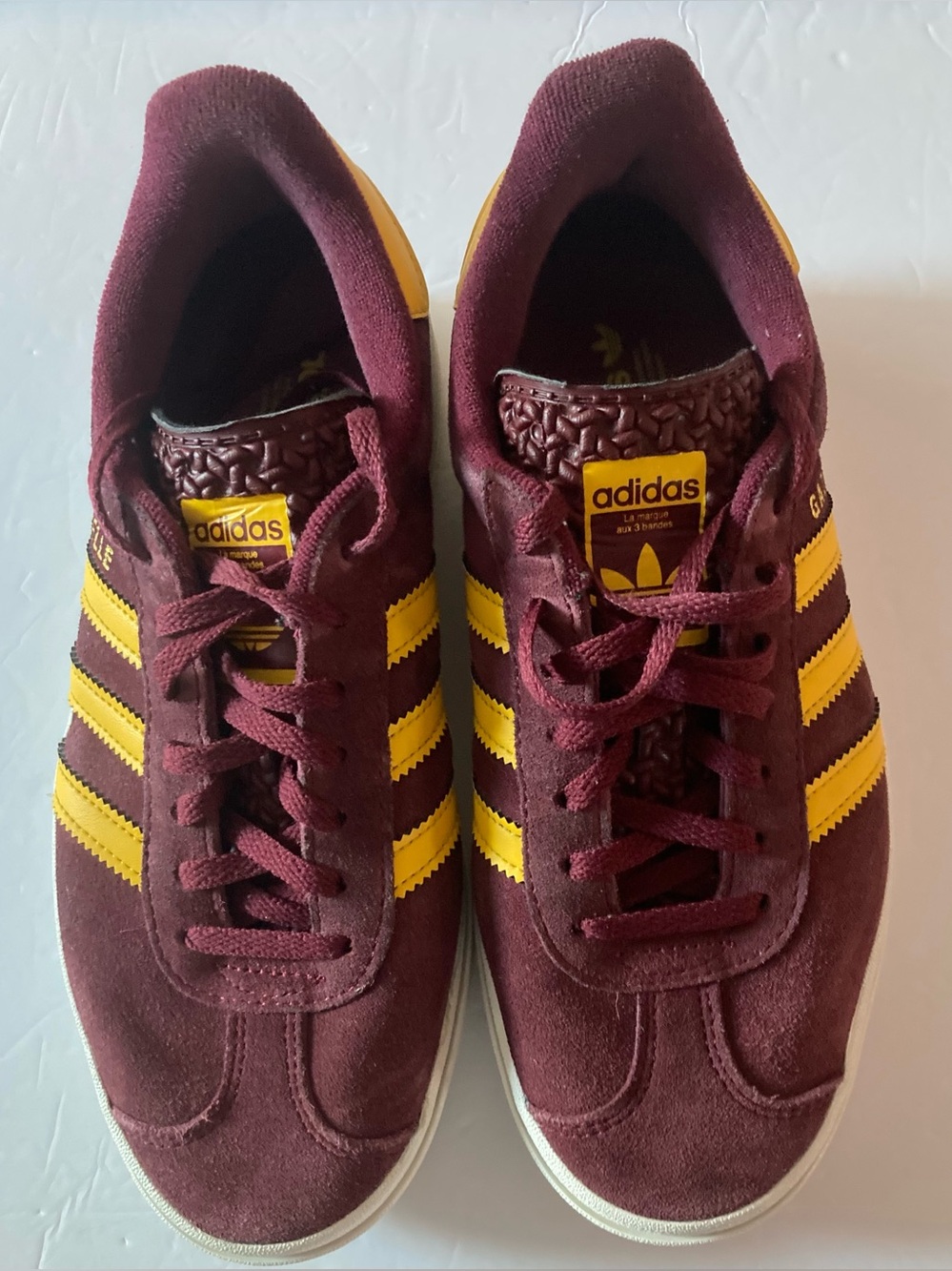 adidas GAZELLE Women’s SZ 7.5 Burgundy Suede Sneakers with Gold Stripes - Picture 3 of 13